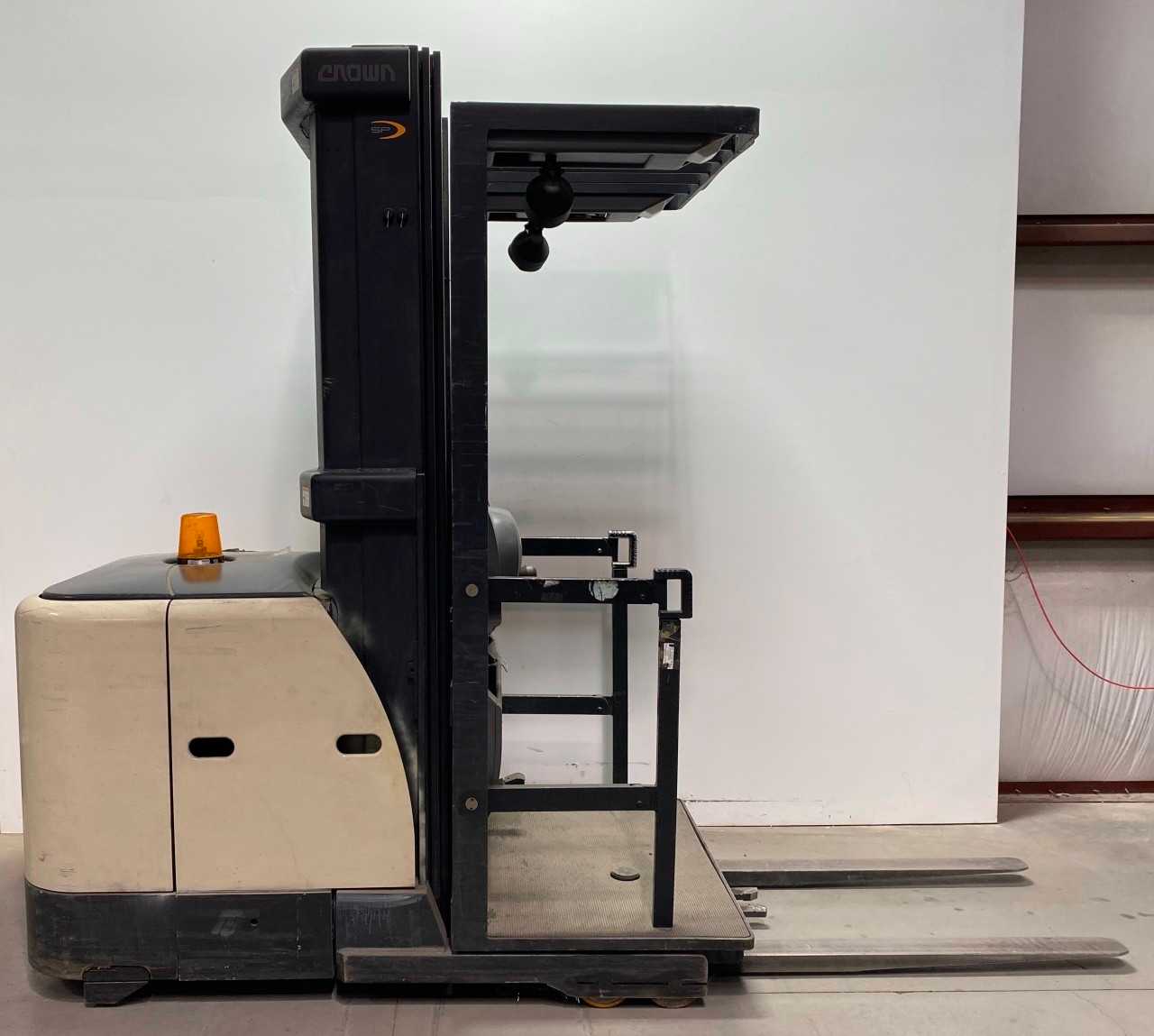 CROWN ORDER PICKER SP3220-30 3000LB 210IN 24V-DC - ORDER PICKER CROWN ORDER PICKER SP3220-30 3000LB 210IN 24V-DC - ORDER PICKER