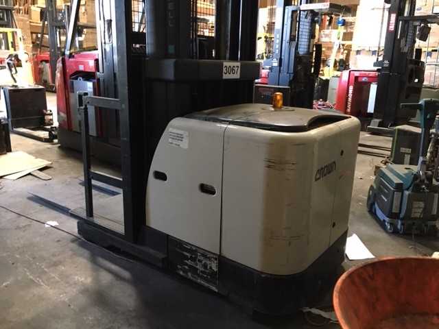 2005 Crown SP322030TT stock picker, Downey, CA - FORKLIFTS