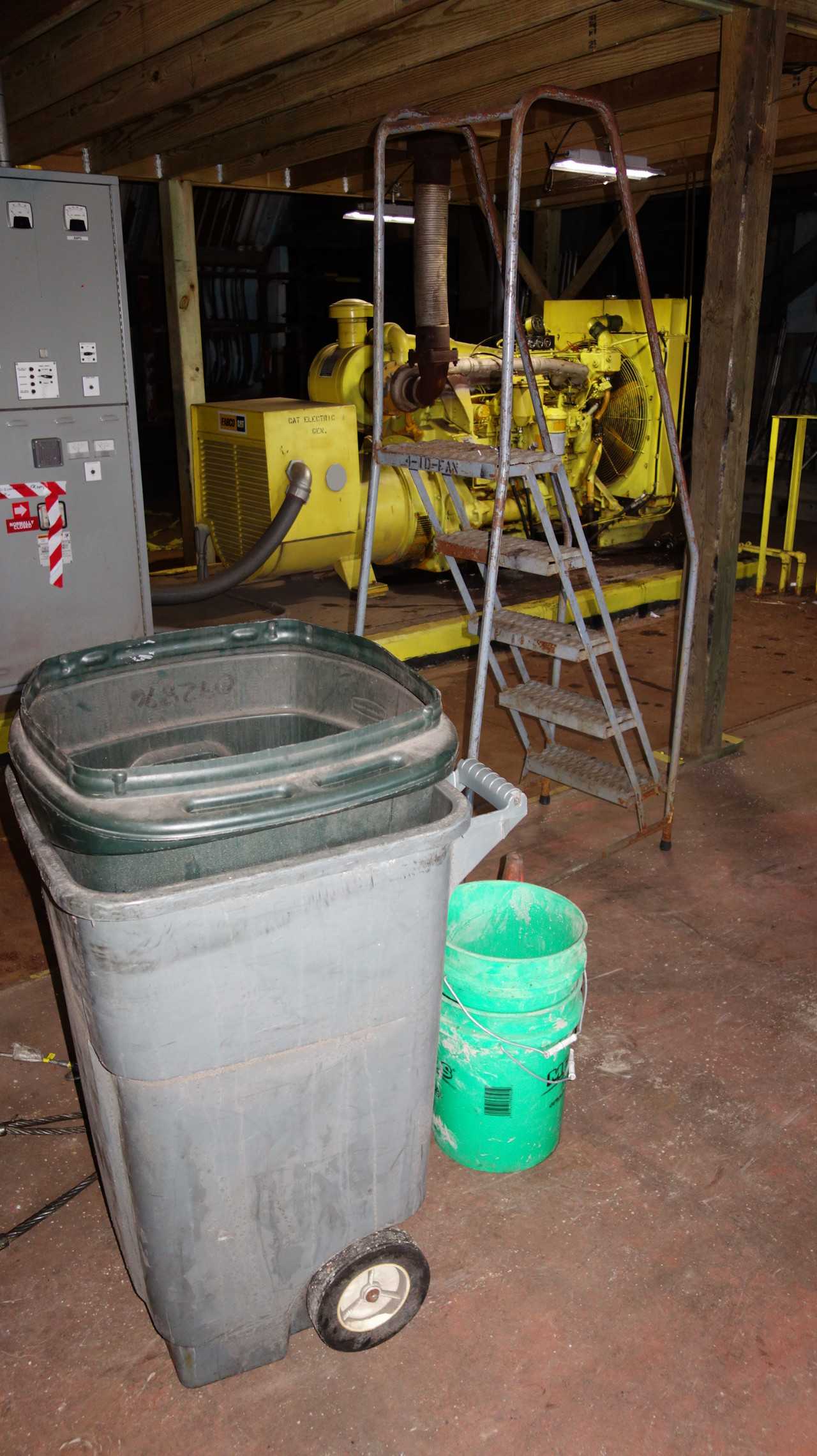 LOT OF ASSORTED CARTS, ICE MELT, GARBAGE CANS, CHAIRS - ROLLING CARTS