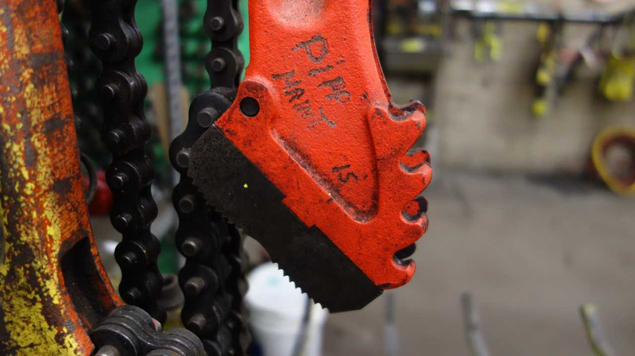 LOT OF 2 RIDGID CHAIN WRENHES 2-1/2 IN 4-1/2 IN - HAND TOOLS