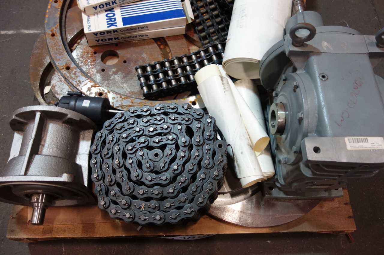 1 PALLET OF ASSORTED ROLLER CHAIN, GEAR REDUCER, POWER TRANS ACCESSORIES, BELTS, BUSHINGS- YORK, FENNER DRIVES - GEAR REDUCERS