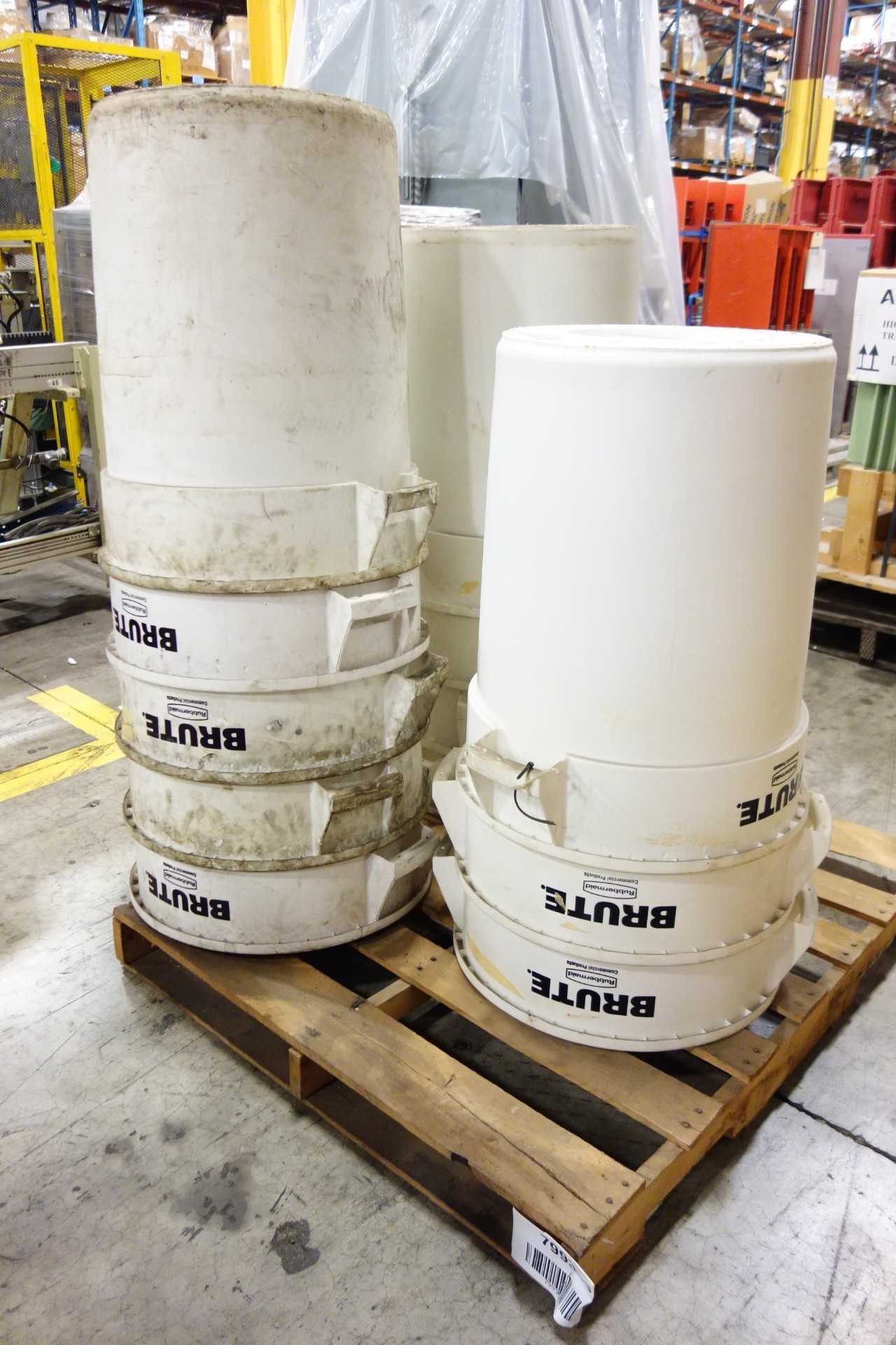 LOT OF 12 RUBBERMAID BRUTE 32 GALLONS TRASH CANS - WASTE BINS