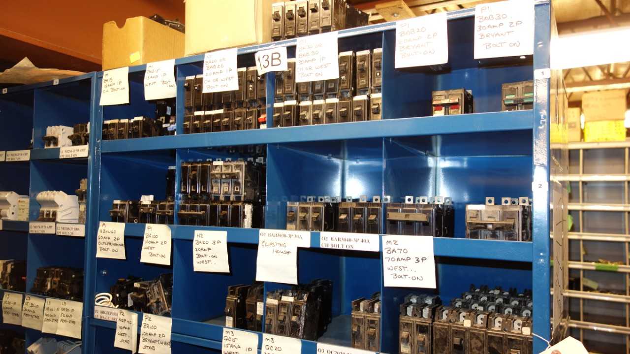 LOT OF ASSORTED CIRCUIT BREAKERS - CIRCUIT BREAKERS