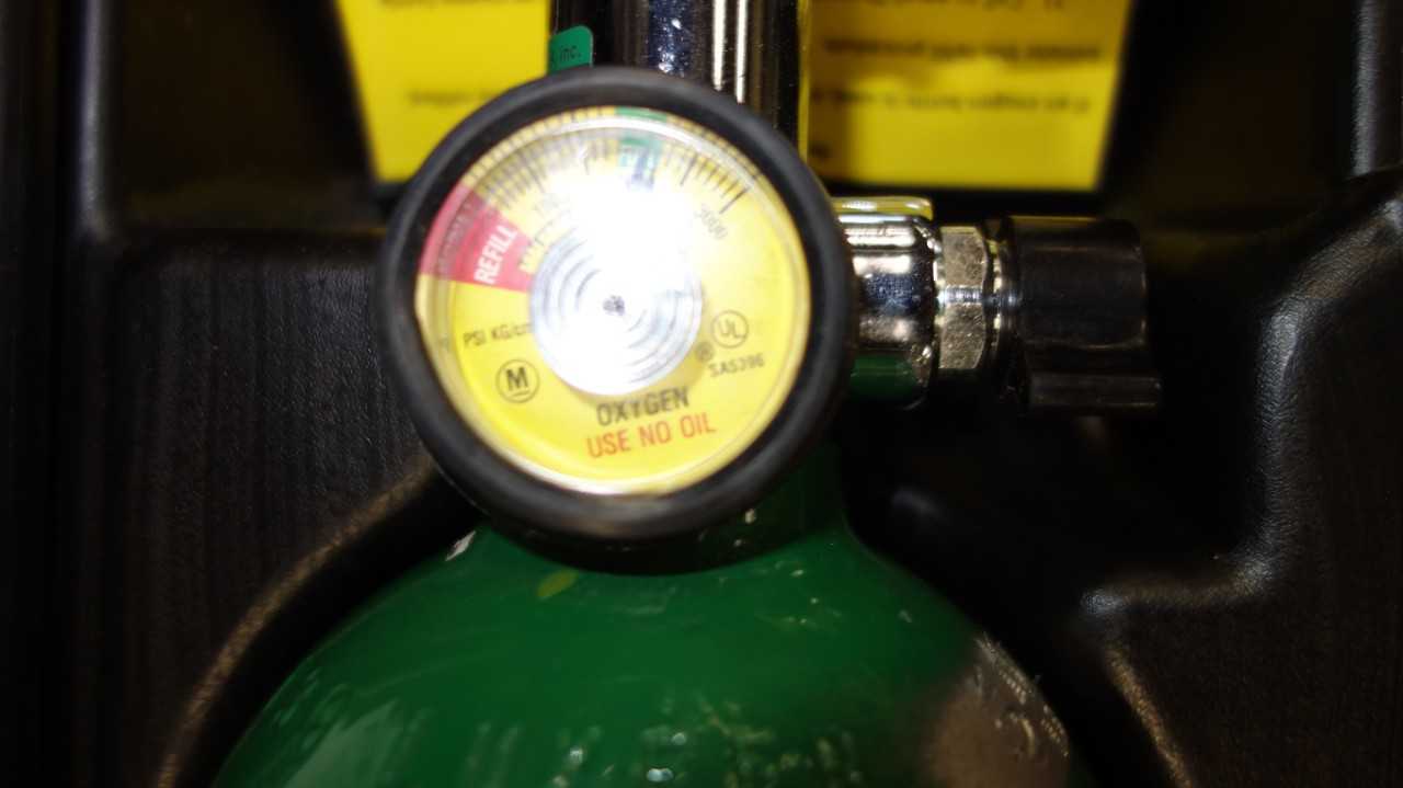 MADA 1308A OXYGEN CYLINDER WITH FIXED FLOW REGULATOR - SAFETY EQUIPMENT