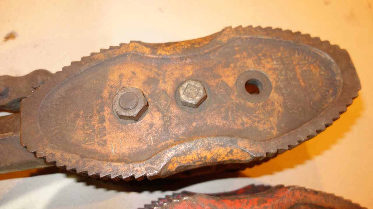 LOT OF 2 2-12 IN PIPE CHAIN WRENCH, ARMSTRONG 73-237, VULCAN CT-35 - HAND TOOLS
