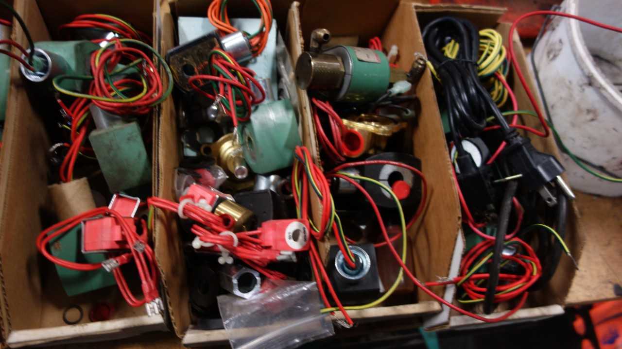 LOT OF 6 TOTES OF ASSORTED ASCO SOLENOID COILS - SOLENOID VALVE