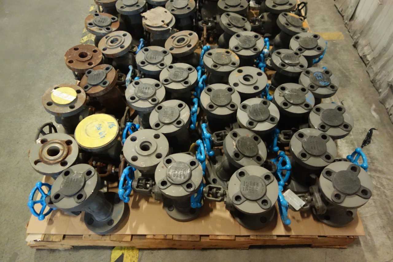 2 PALLETS OF 1-1/2 IN GATE VALVES - VALVES