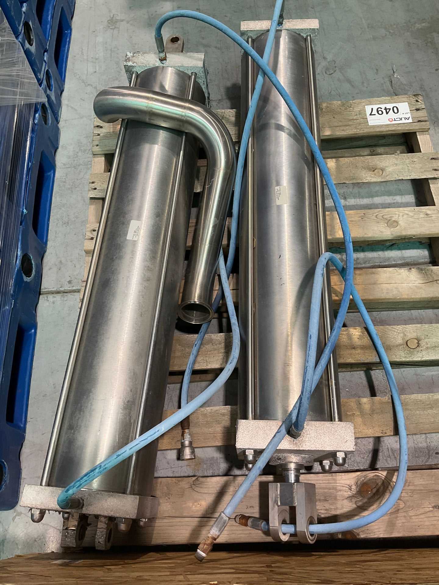 Pallet of 2 Pneumatic Cylinders