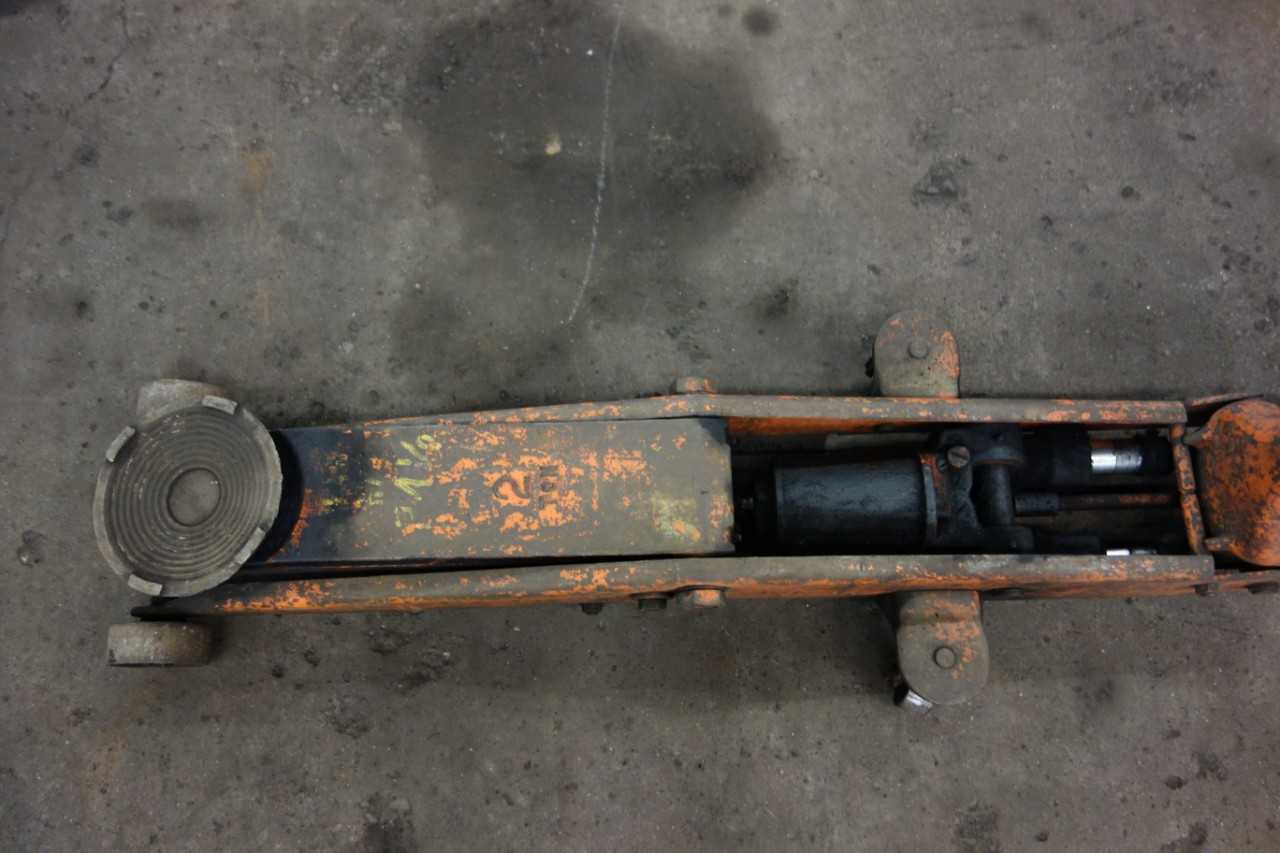 2 TON HYDRAULIC FLOOR JACK - PLANT & FACILITY