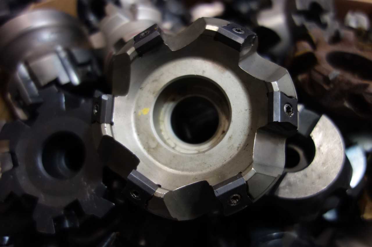 LOT OF ASSORTED SURFACE MILLS AND CUTTERS - TANGMILL, KENNAMETAL, SANDVIK - MACHINING ACCESSORIES & TOOLING