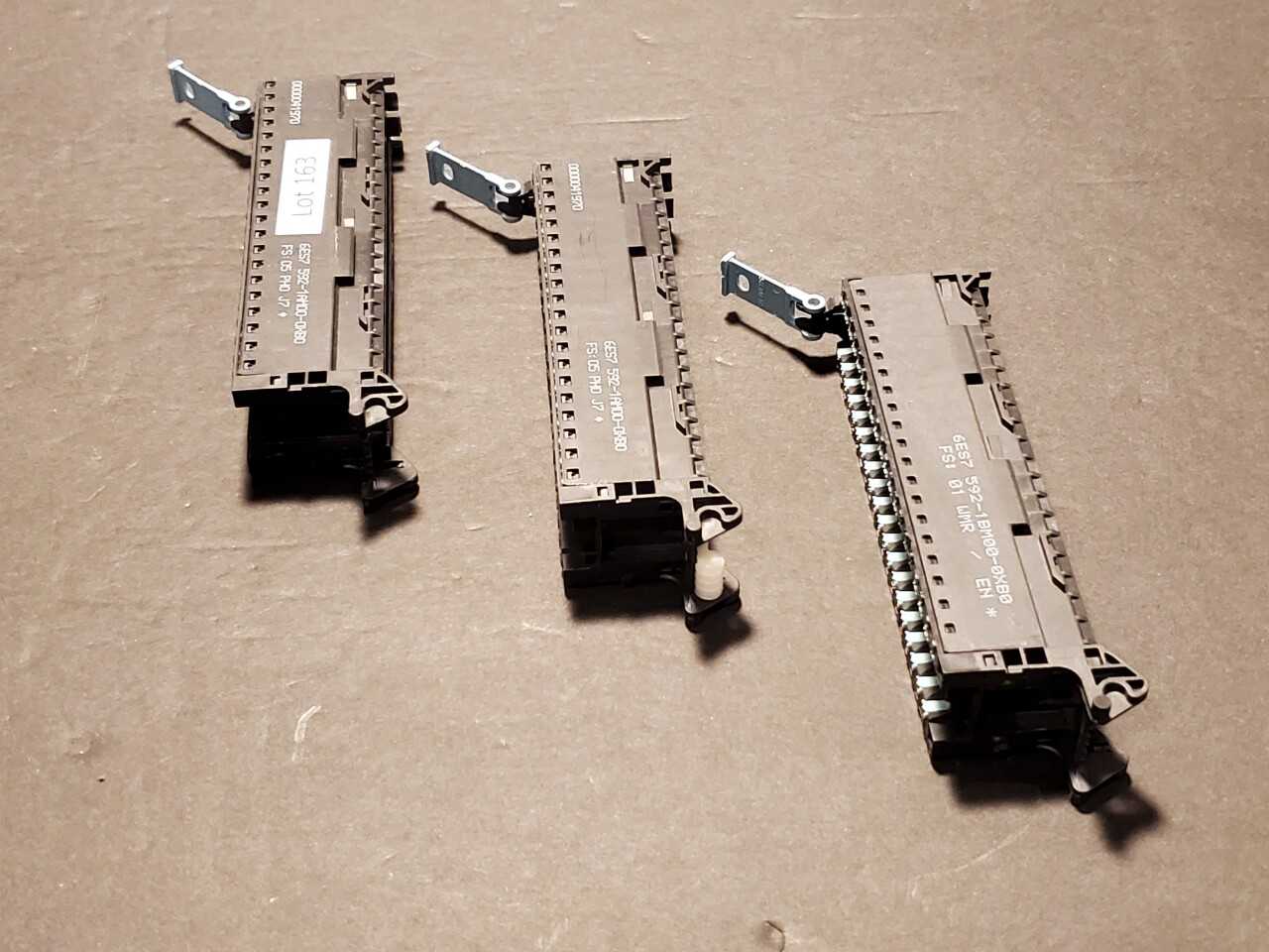 Lot of 3 Siemens S7-1500 40 pins front connectors - ELECTRICAL COMPONENTS Lot of 3 Siemens S7-1500 40 pins front connectors - ELECTRICAL COMPONENTS