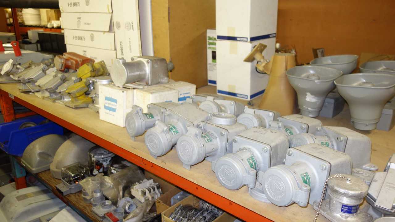 LOT OF ASSORTED ELECTRICAL PLUGS AND RECEPTACLES - PLUGS & RECEPTACLES
