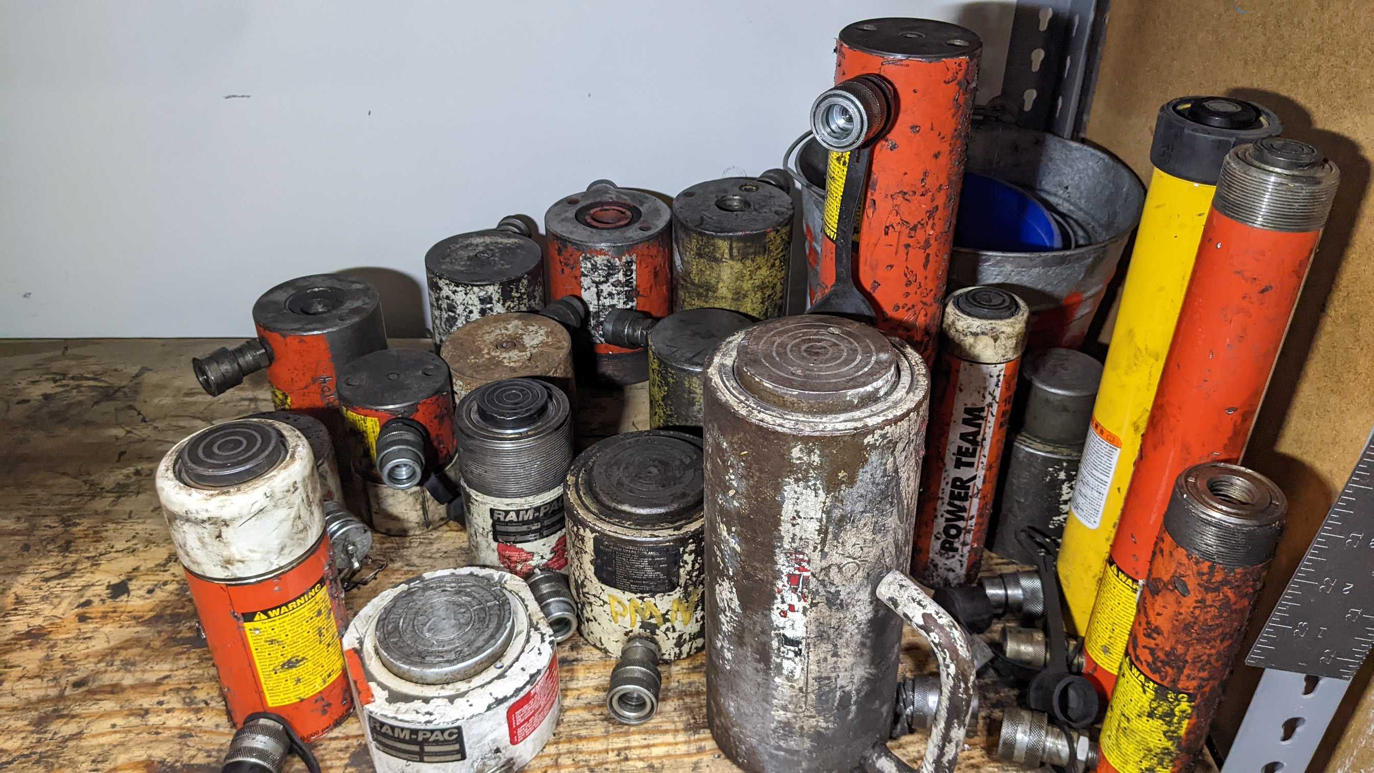 LOT 0F HYDRAULIC RAMS - ELECTRIC POWER TOOLS