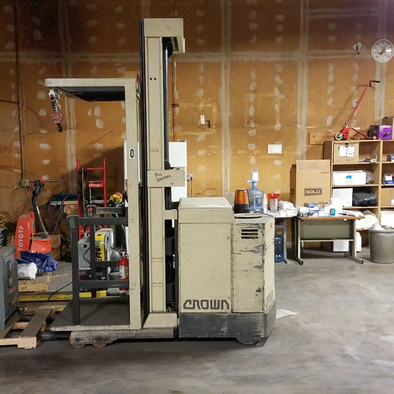 1994 Crown 30SP42TT order picker, Billings, MT - MATERIAL HANDLING