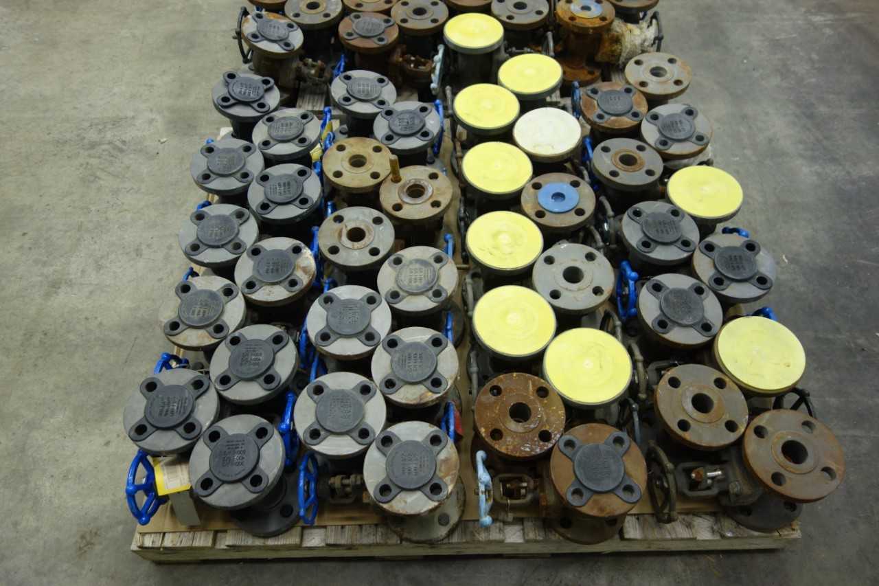 2 PALLETS OF SMITH CL300 1-1/2 IN GATE VALVES - VALVES