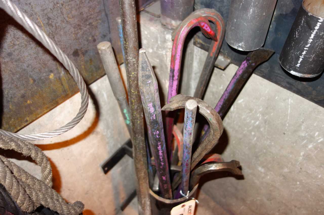 LOT OF ASSORTED CROWBARS, PRY BARS, SPUD BARS - HAND TOOLS