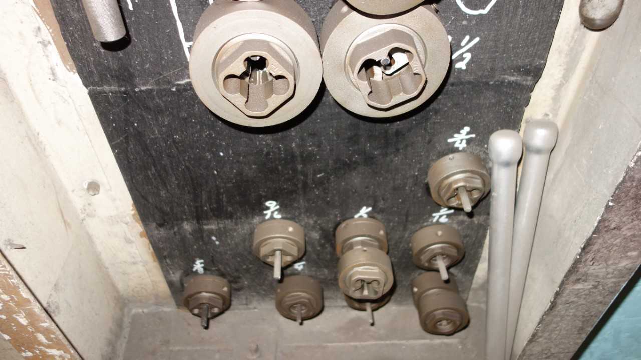 ASSORTED LOT OF TAPS, DIES, AND HOLDERS - HAND TOOLS