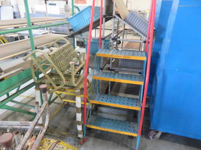 Steel Platform on wheels, Steel Steps, etc (lot) - MISCELLANEOUS
