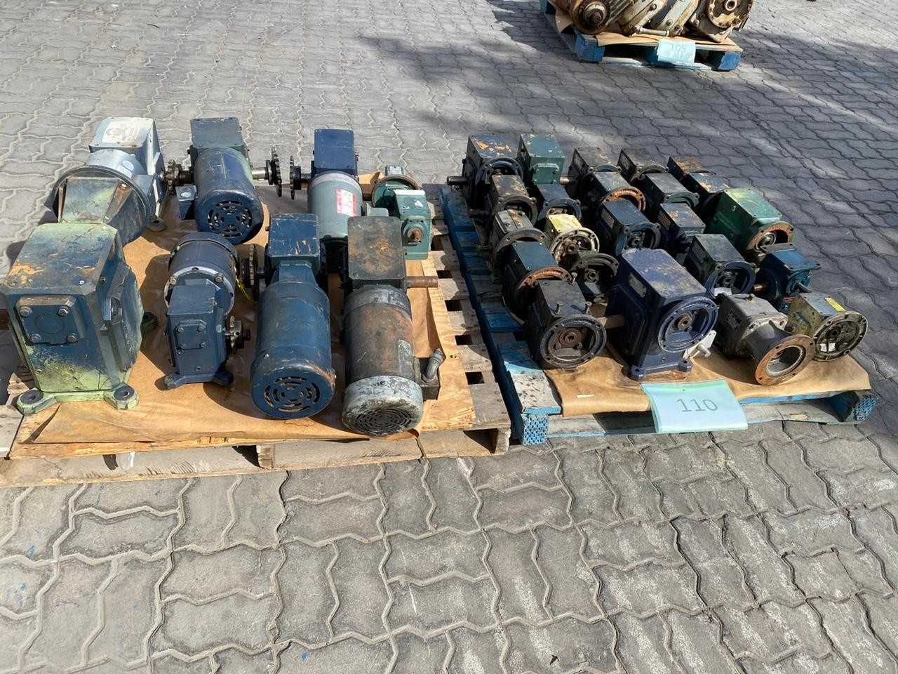 2 PALLETS OF ASSOTTED GEARS AND GEAR MOTORS - GEAR REDUCERS