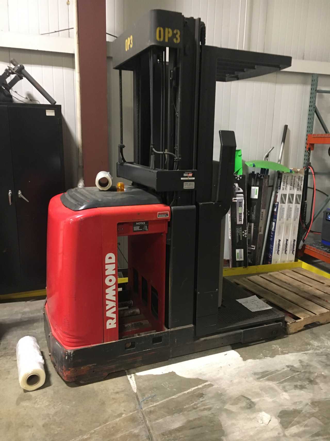 2001 Raymond OPCTT30 order picker, Enfield, CT - ORDER PICKER