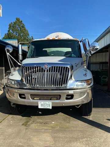 2002 International 4400 Micro-Bulk - HYDRO EXCAVATOR TRUCKS