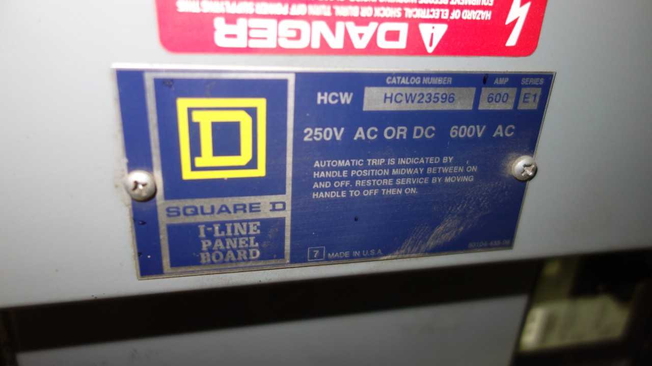 SQUARE D HCW23596 600A 600V-AC I-LINE PANELBOARD CABINET W/ 8 BREAKERS - CIRCUIT BREAKERS