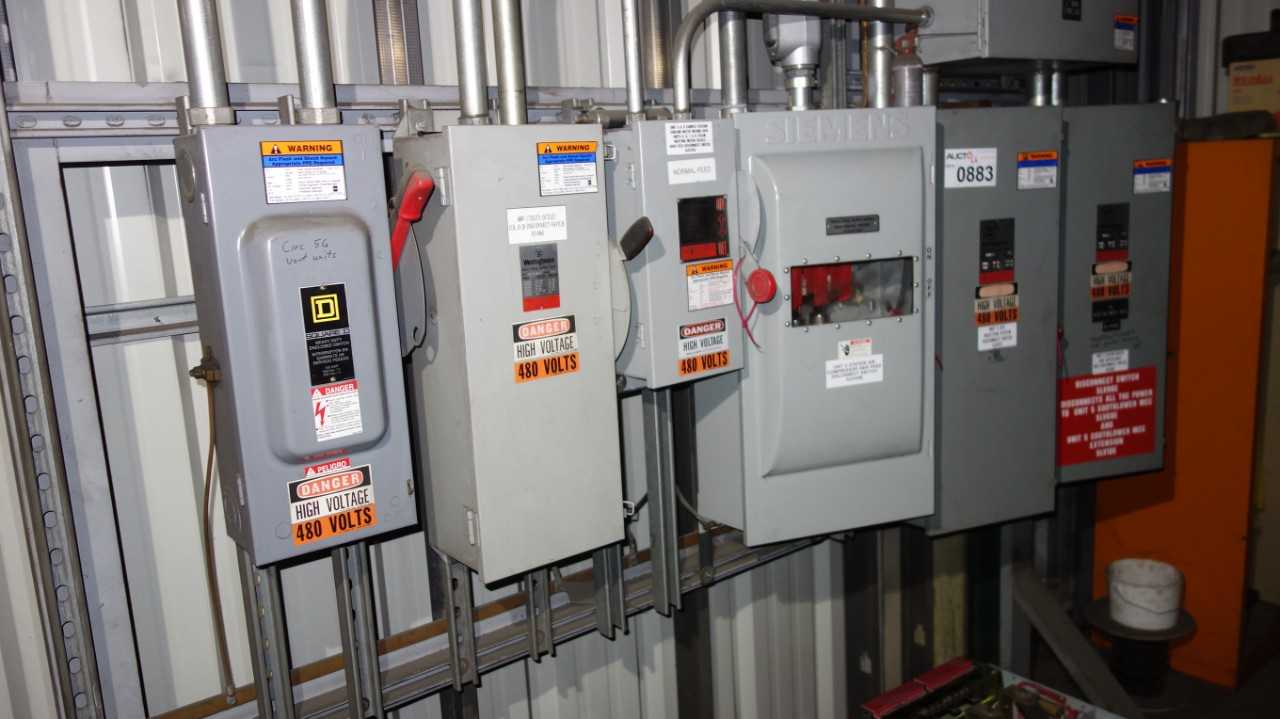 LOT OF 6 ASSORTED DISCONNECT SWITCH, 200A, 30A, WESTINGHOUSE, SIEMENS, SQUARE D, CUTLER HAMMER  (DELAYED REMOVAL) - SWITCHGEAR