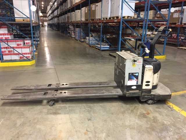 2005 Crown PE4000-80 double rider pallet jack, Lemoyne, PA - MANUAL PALLET JACKS