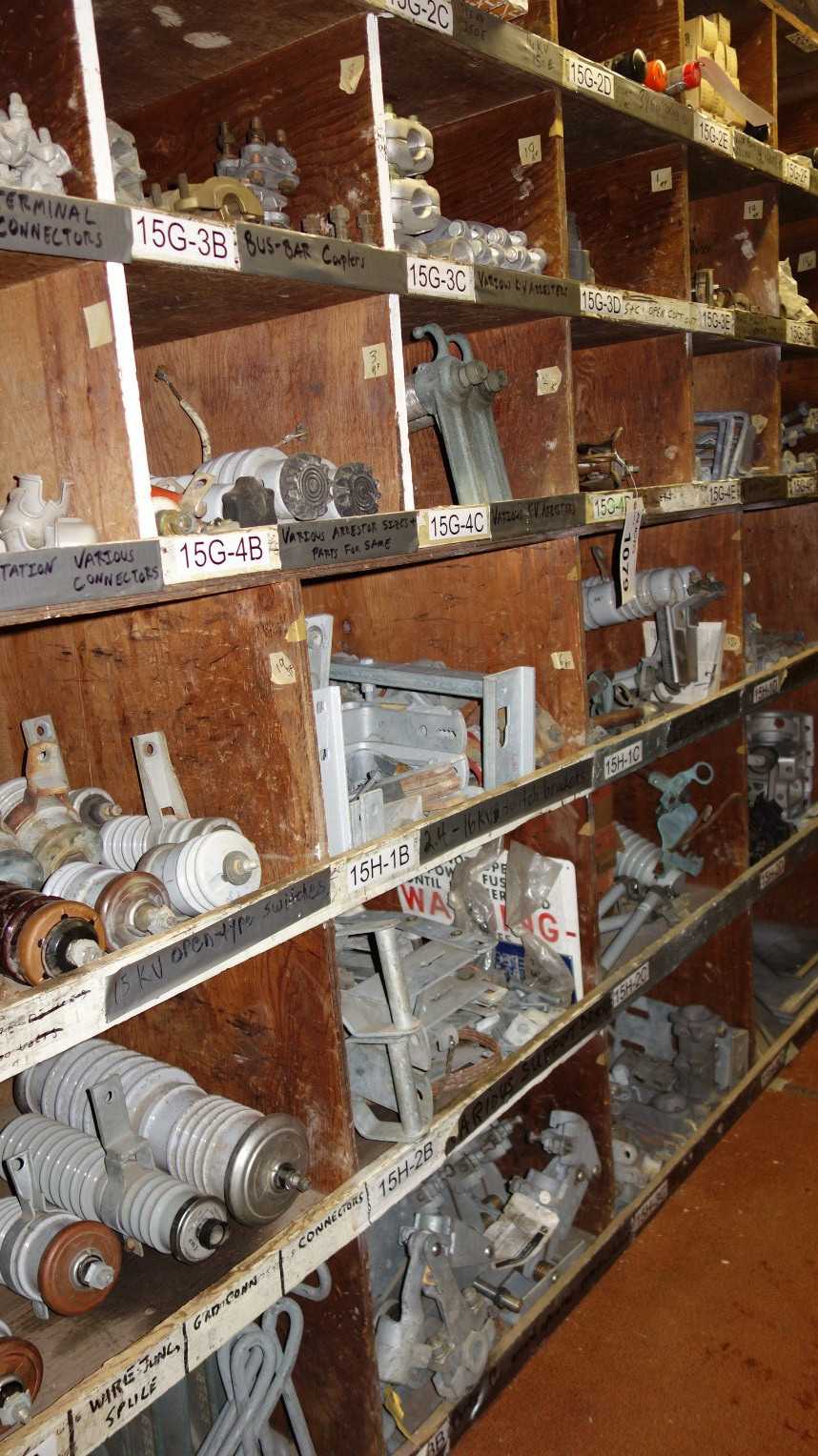 LOT OF ASSORTED LOW/HIGH VOLTAGE POWERLINE MATERIAL - ELECTRICAL COMPONENTS