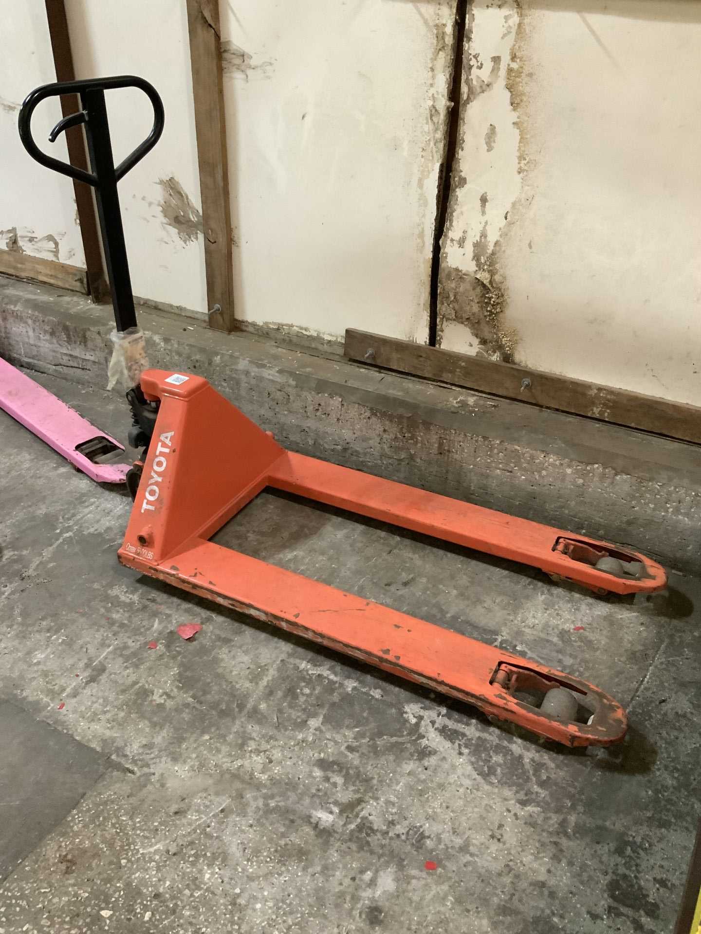 TOYOTA  PALLET JACK - MATERIAL HANDLERS
