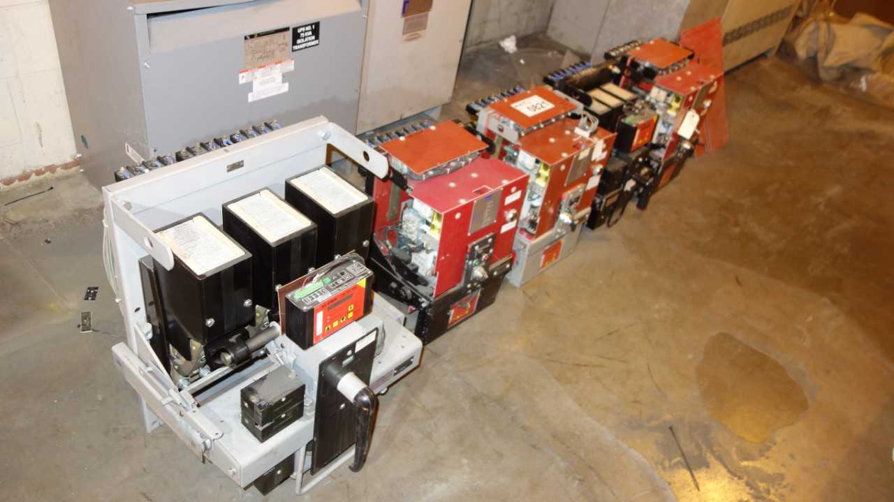 LOT OF 5 ASSORTED WESTINGHOUSE DB-25 SWITCHGEAR AIR CIRCUIT BREAKER - SWITCHGEAR