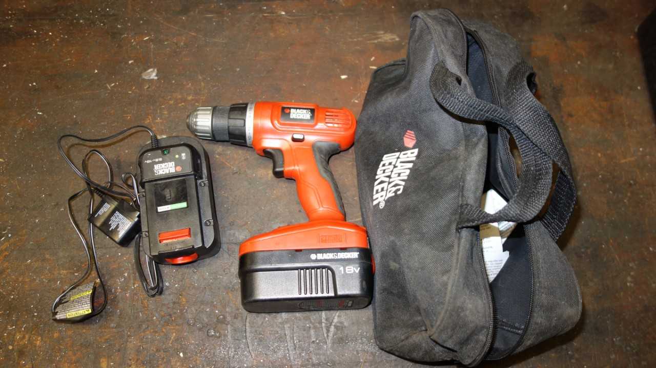 BLACK & DECKER GC01800 TYPE 2  CORDLESS IMPACT GUN WITH BATTERY/CHARGER - ELECTRIC POWER TOOLS