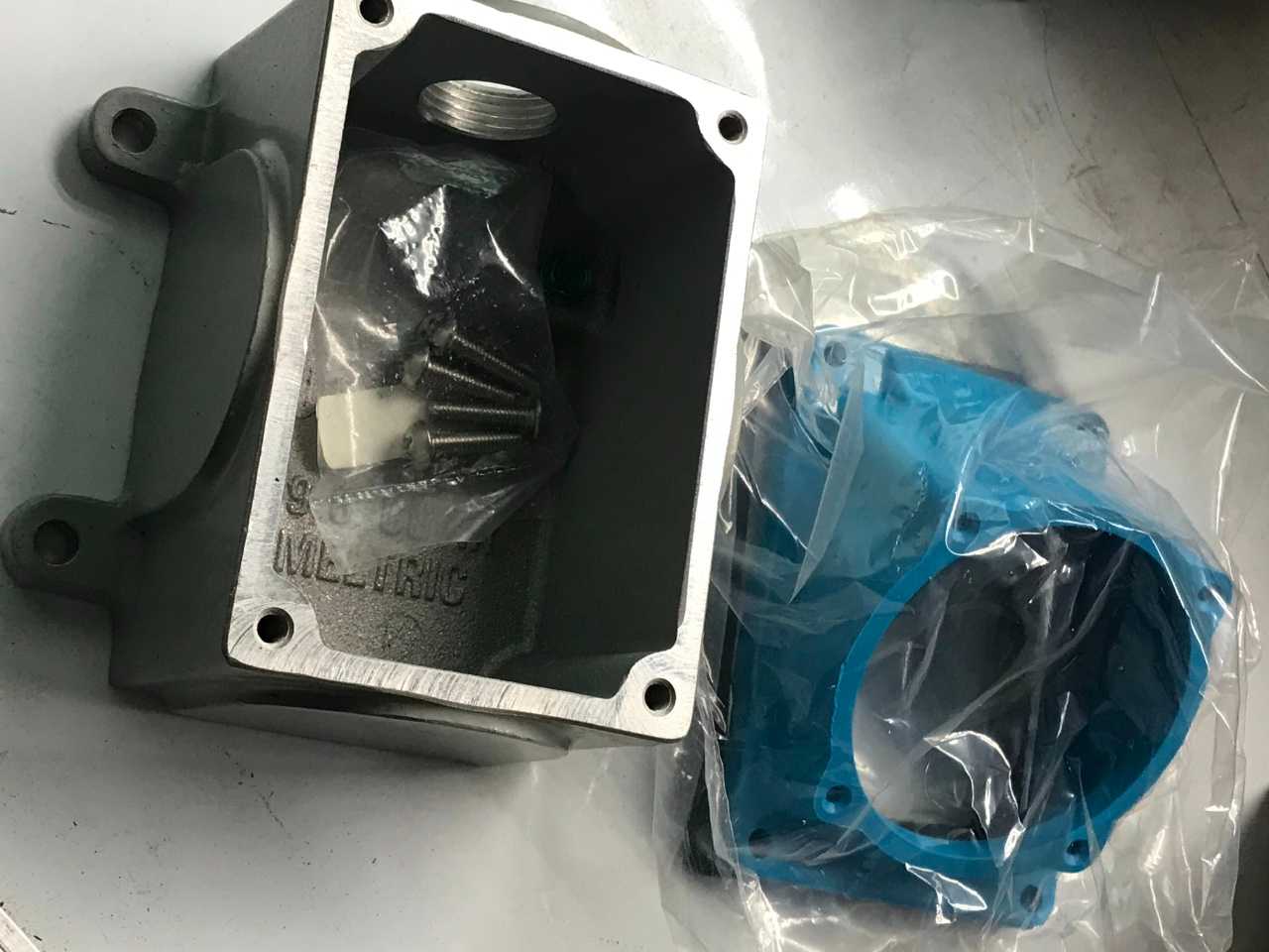 MELTRIC ANGLEBOX AND RECEPTACLES (QTY 7) - PLUGS & RECEPTACLES