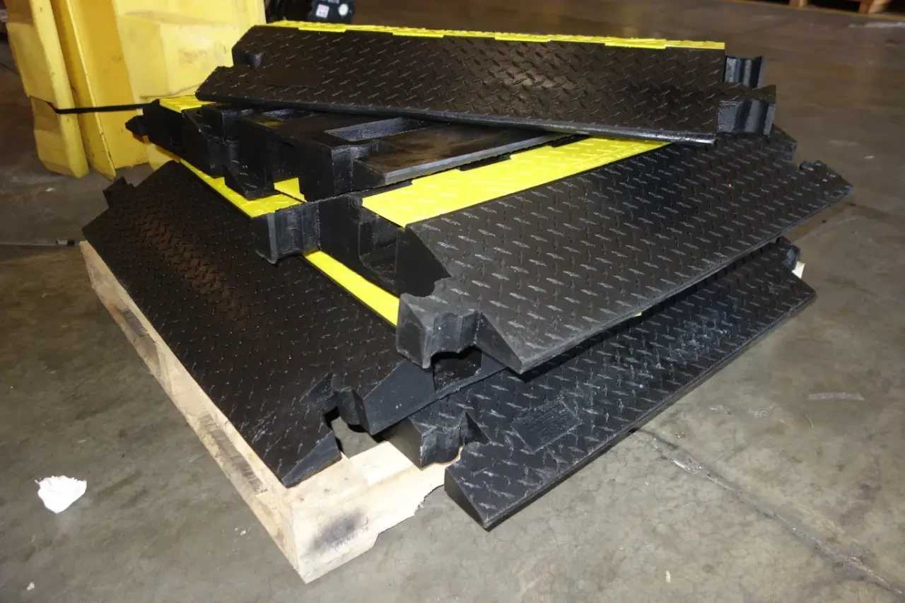 PALLET OF YELLOW JACKET INTERLOCKING CORD SAVER RAMPS - INDUSTRIAL PARTS
