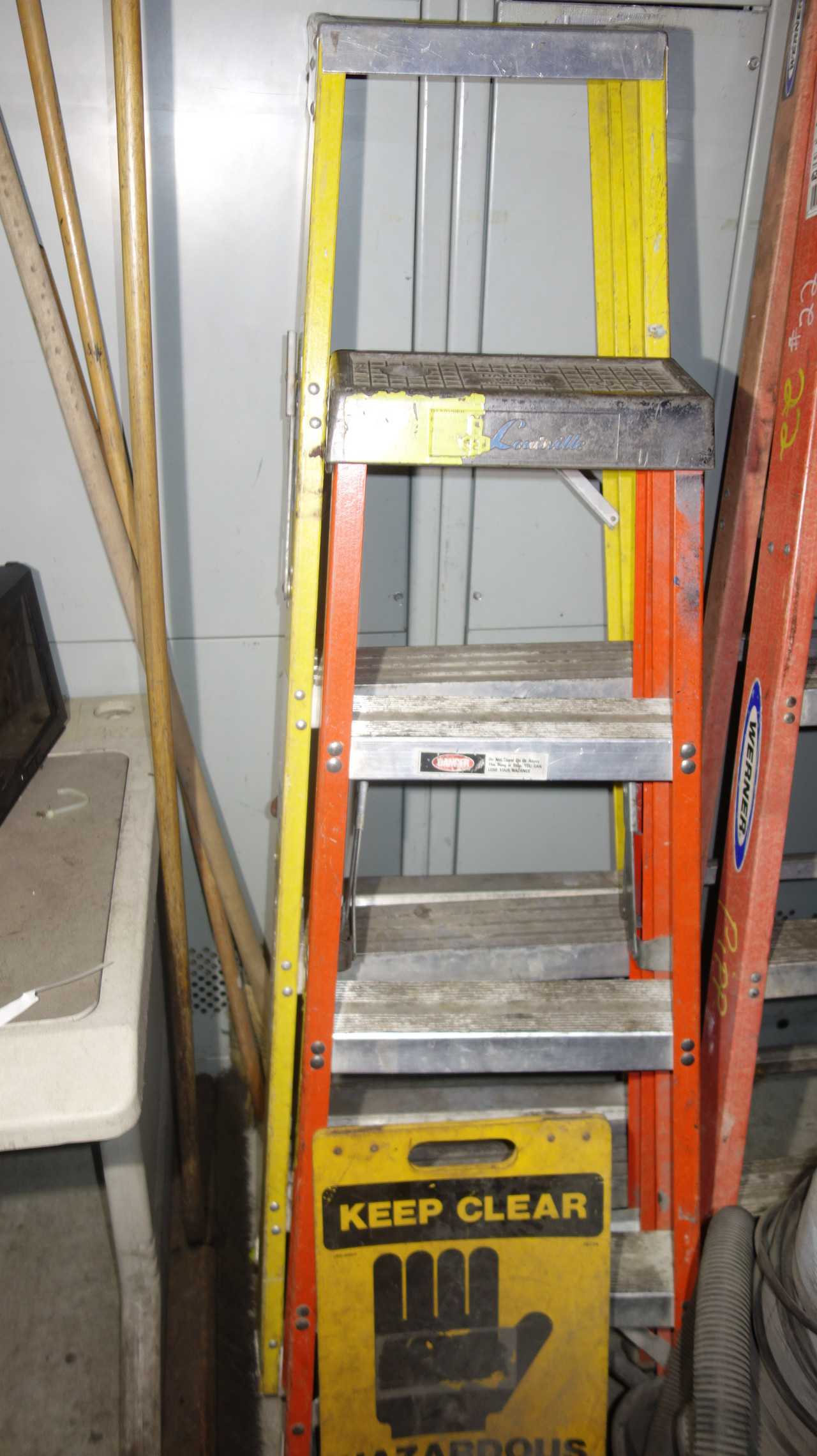 LOT OF ASSORTED EQUIPMENT, LADDERS, VACUUM, BROOMS - MATERIAL HANDLING