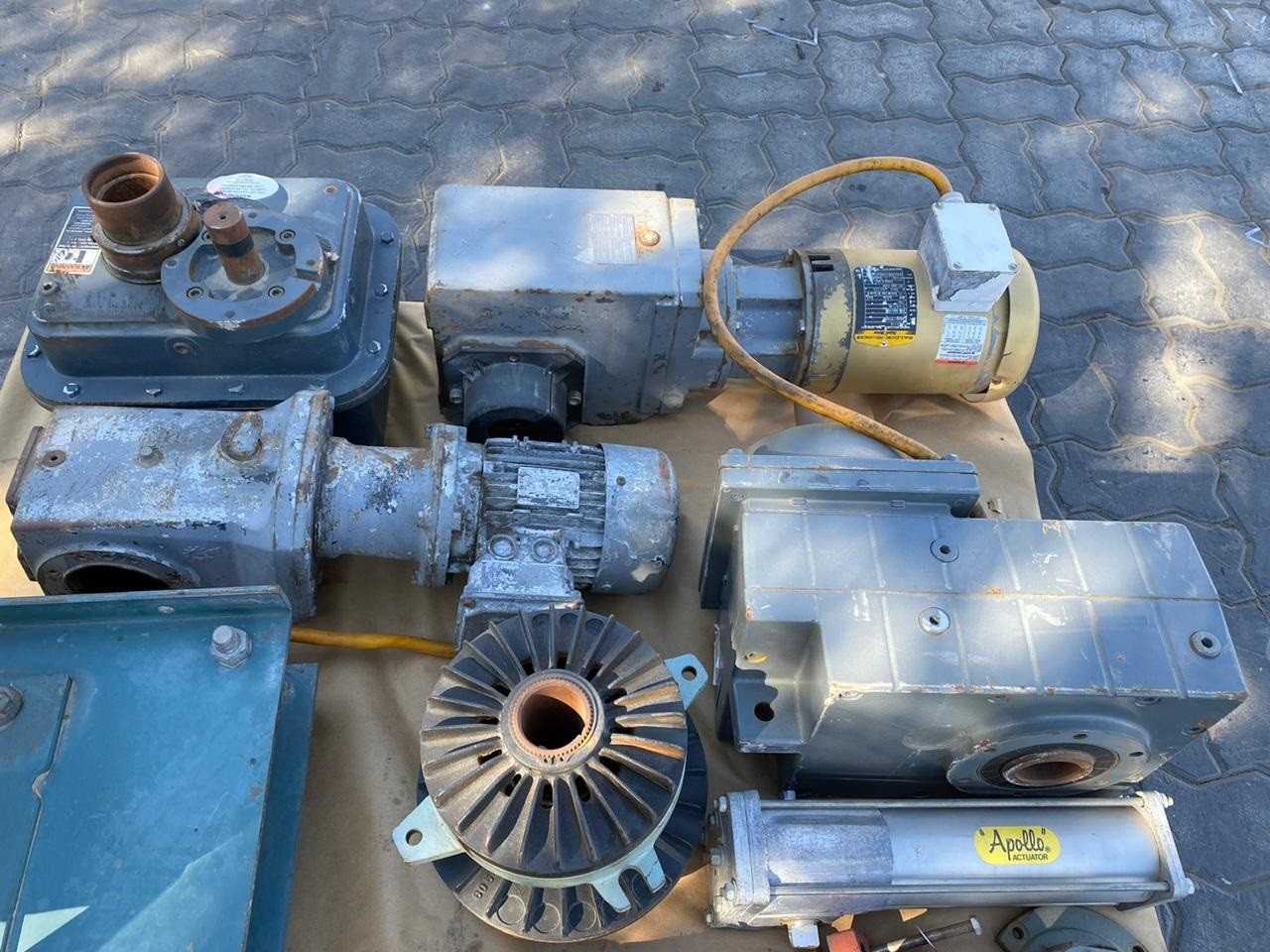 PALLET OF GEARS AND GEARMOTORS - MACHINE TOOLING