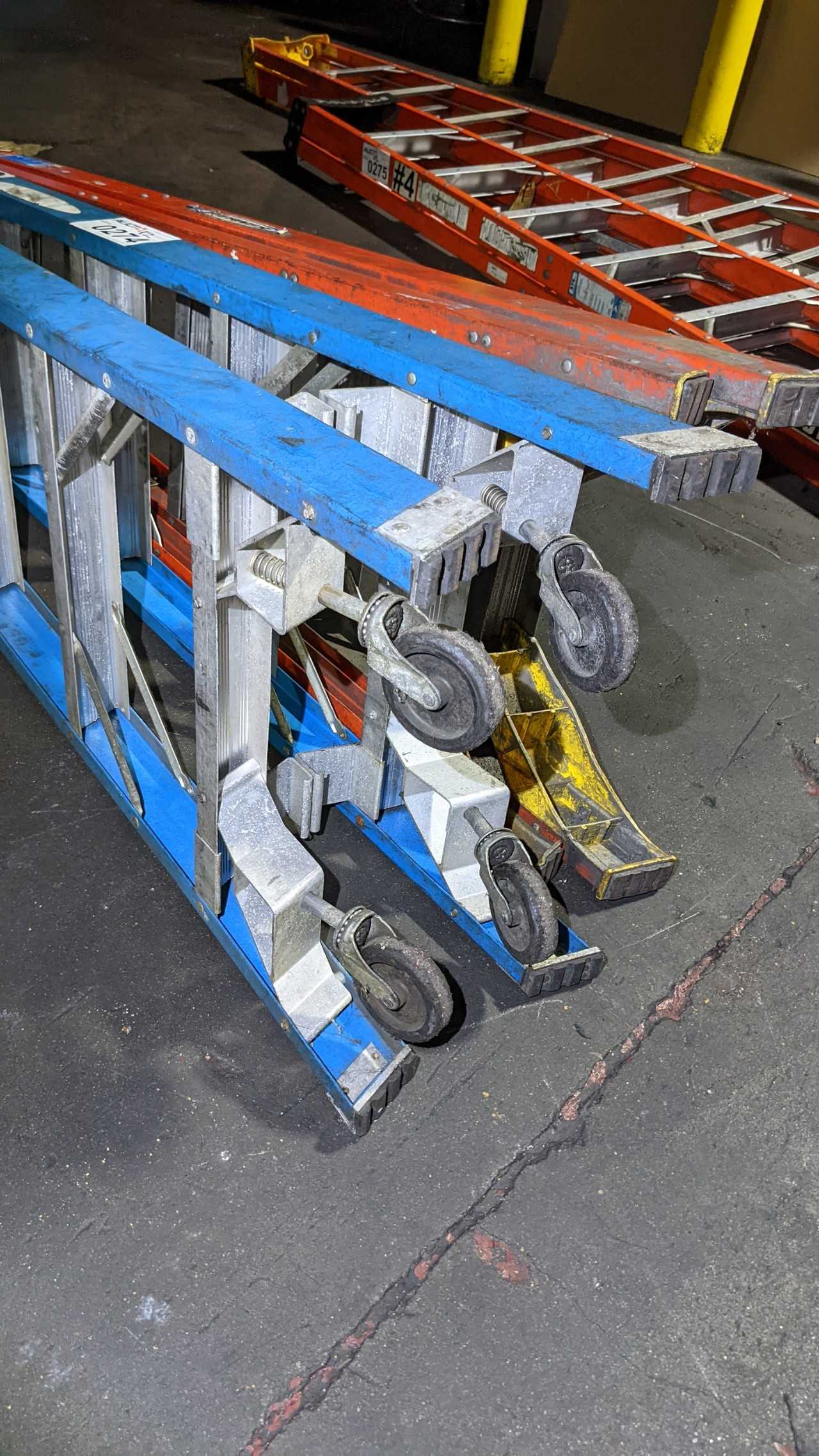 Lot of 2 6' ladders - MATERIAL HANDLING