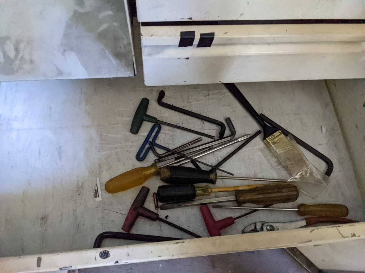 7 DRAWER TOOL CABINET LOCKER WITH CONTENTS, ASSORTED TOOLS, HAMMERS, SOCKETS, SCREWDRIVERS - TOOL STORAGE
