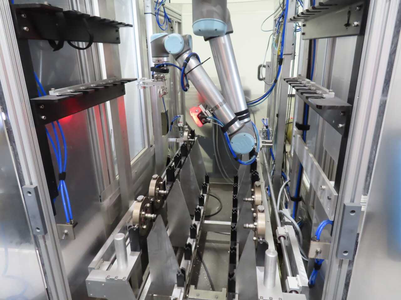 Universal Robots, Model U5 - INDUSTRIAL ROBOTS