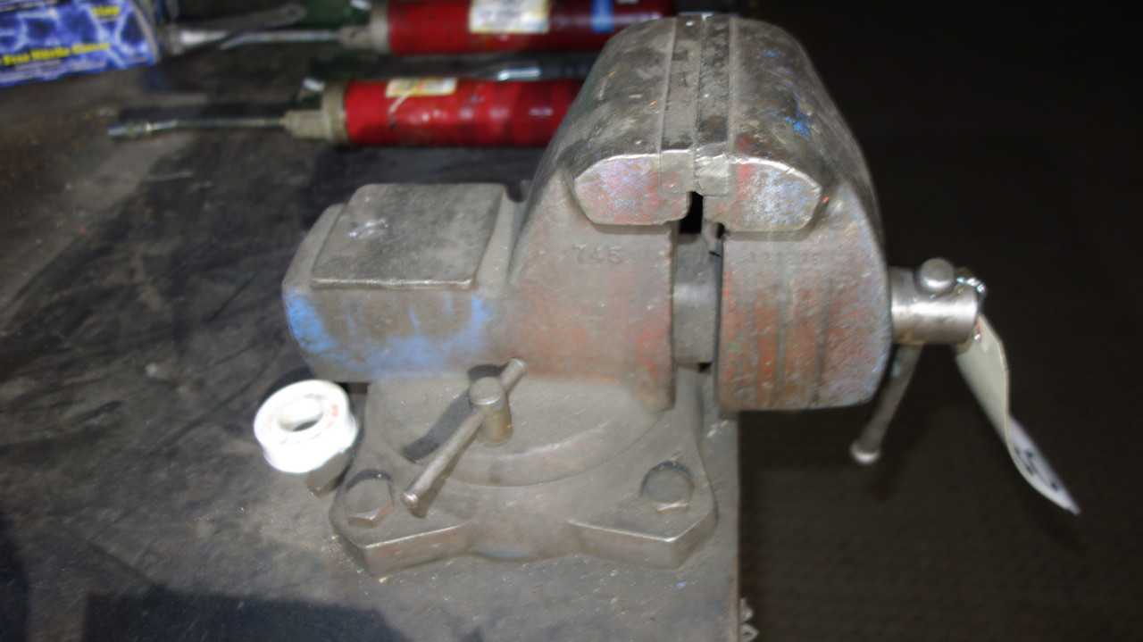 LOT OF 5 STEEL WORK TABLES WITH VISE - MISCELLANEOUS
