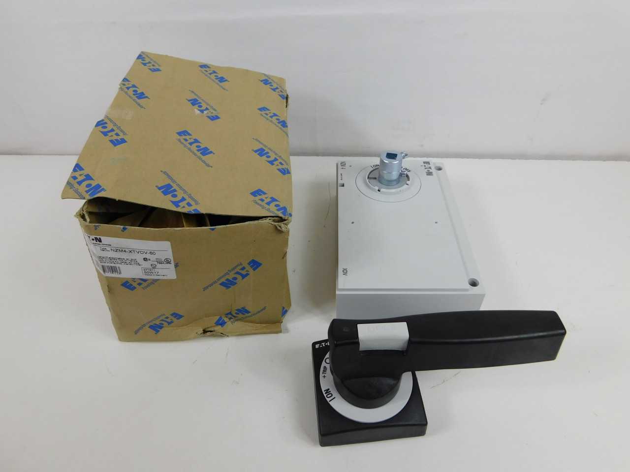 Lot of Quantity 1x NZM4-XTVDV-60 Rotary Handle - CIRCUIT BREAKERS