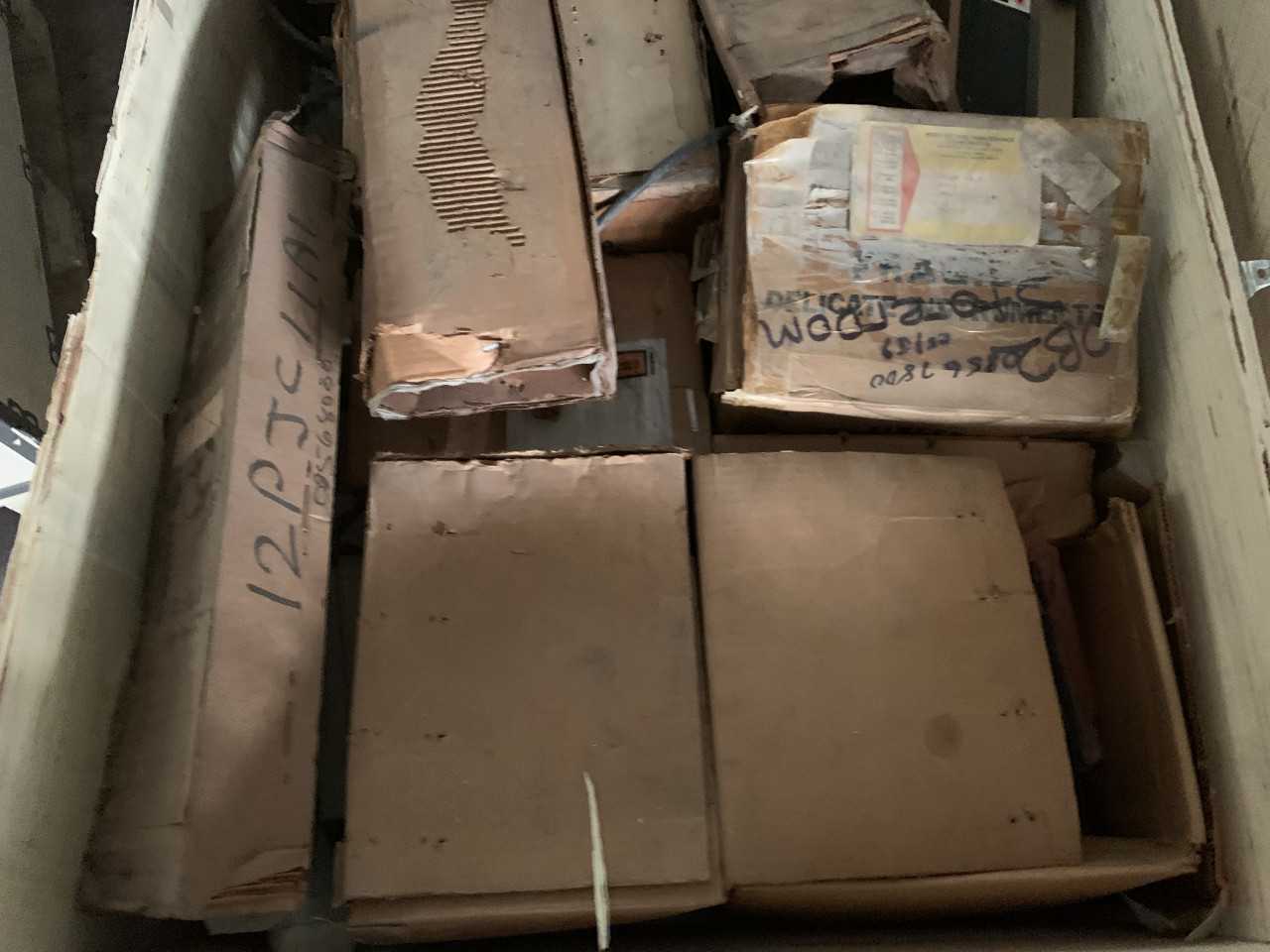 CRATE OF MISC. ELECTRICAL AUTOMATION EQUIPMENT GENERAL ELECTRIC SWITCHES ETC. - ELECTRICAL COMPONENTS