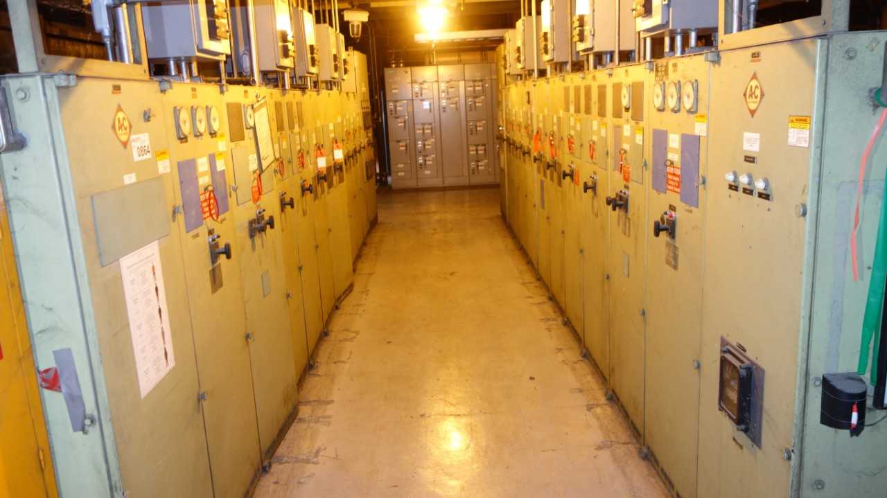25X SECTIONS OF ALLIS CHALMERS SWITCHGEAR BREAKER CABINET (INCLUDES 2 BREAKERS)  DELAYED REMOVAL - SWITCHGEAR