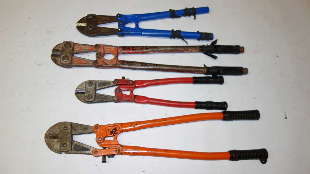 LOT OF 4 ASSORTED BOLT CUTTERS - HAND TOOLS