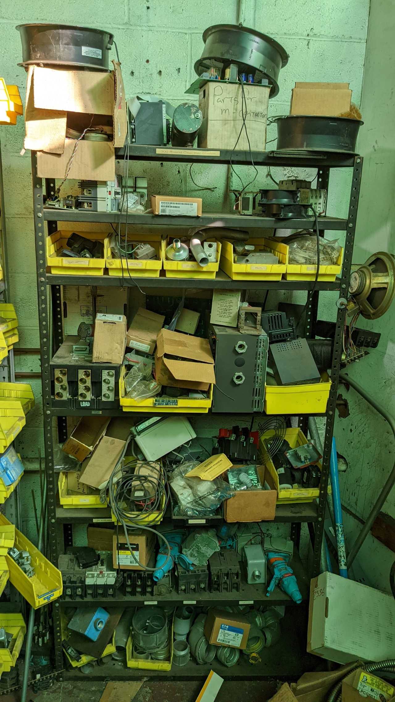 Lot of 10 shelves with contents - LIFTING EQUIPMENT