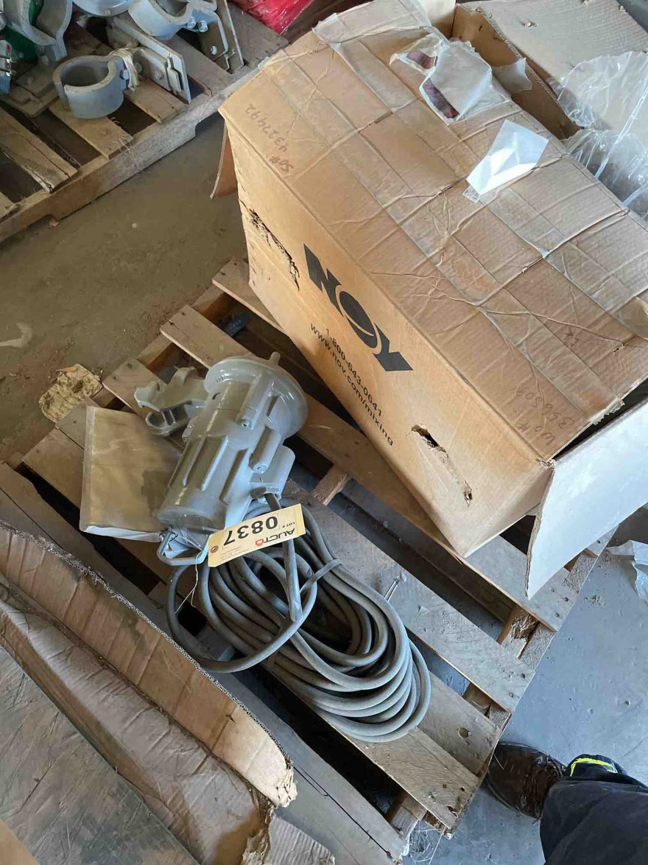 ASSORTED PALLET OF FLYGT PUMP & MOTOR ADAPTER - HYDRAULIC PUMP