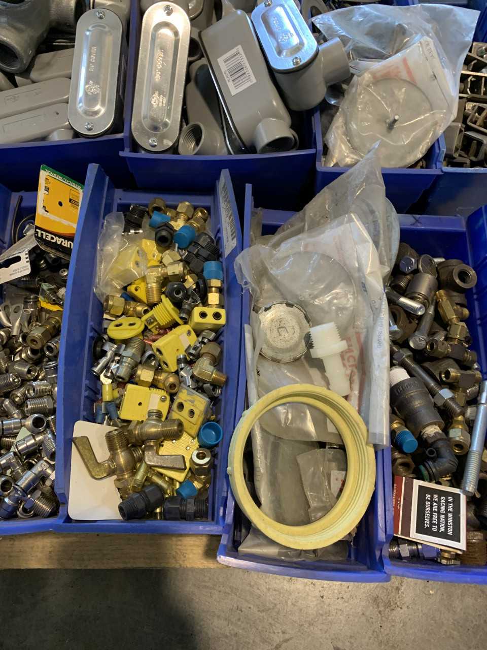 PALLET OF VARIOUS FITTINGS, BOLTS AND CONDUIT - CONDUIT FITTING