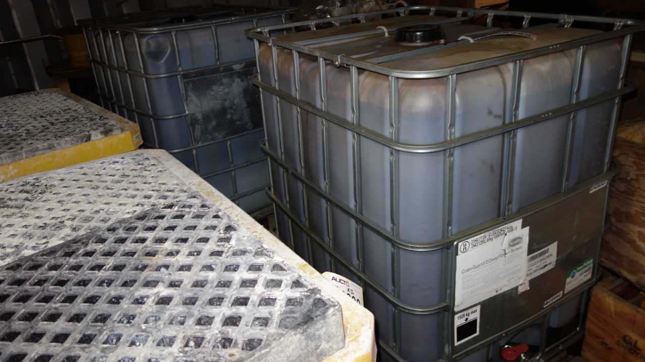 LOT OF 2 330 GALLON CONTAINERS UN 31HA1/Y/08-16 W/ OIL - MATERIAL HANDLING