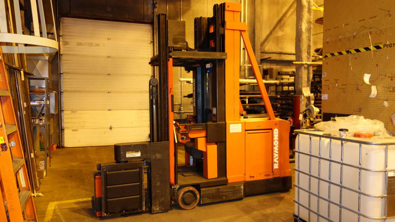 RAYMOND 537-CSR30T SWING REACH TRUCK (DELAYED REMOVAL) - REACH TRUCKS