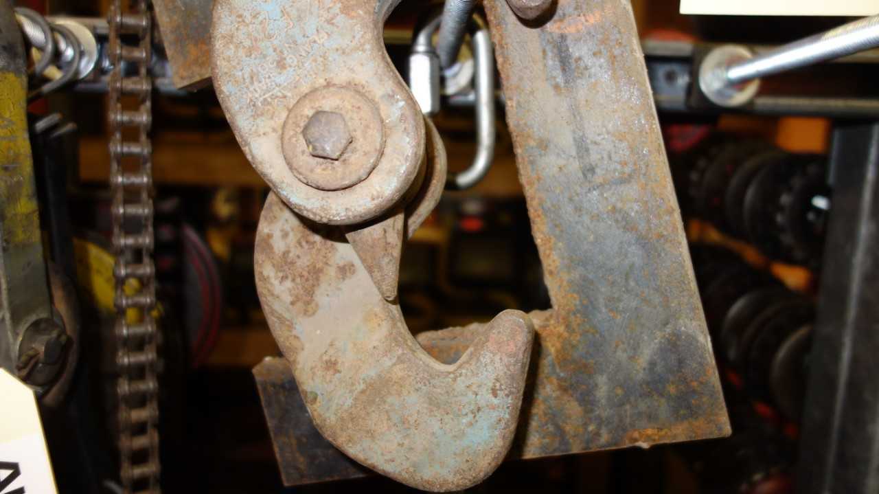 LOT OF ASSORTED RIGGING AND HOISTING CHAINS - LIFTING EQUIPMENT